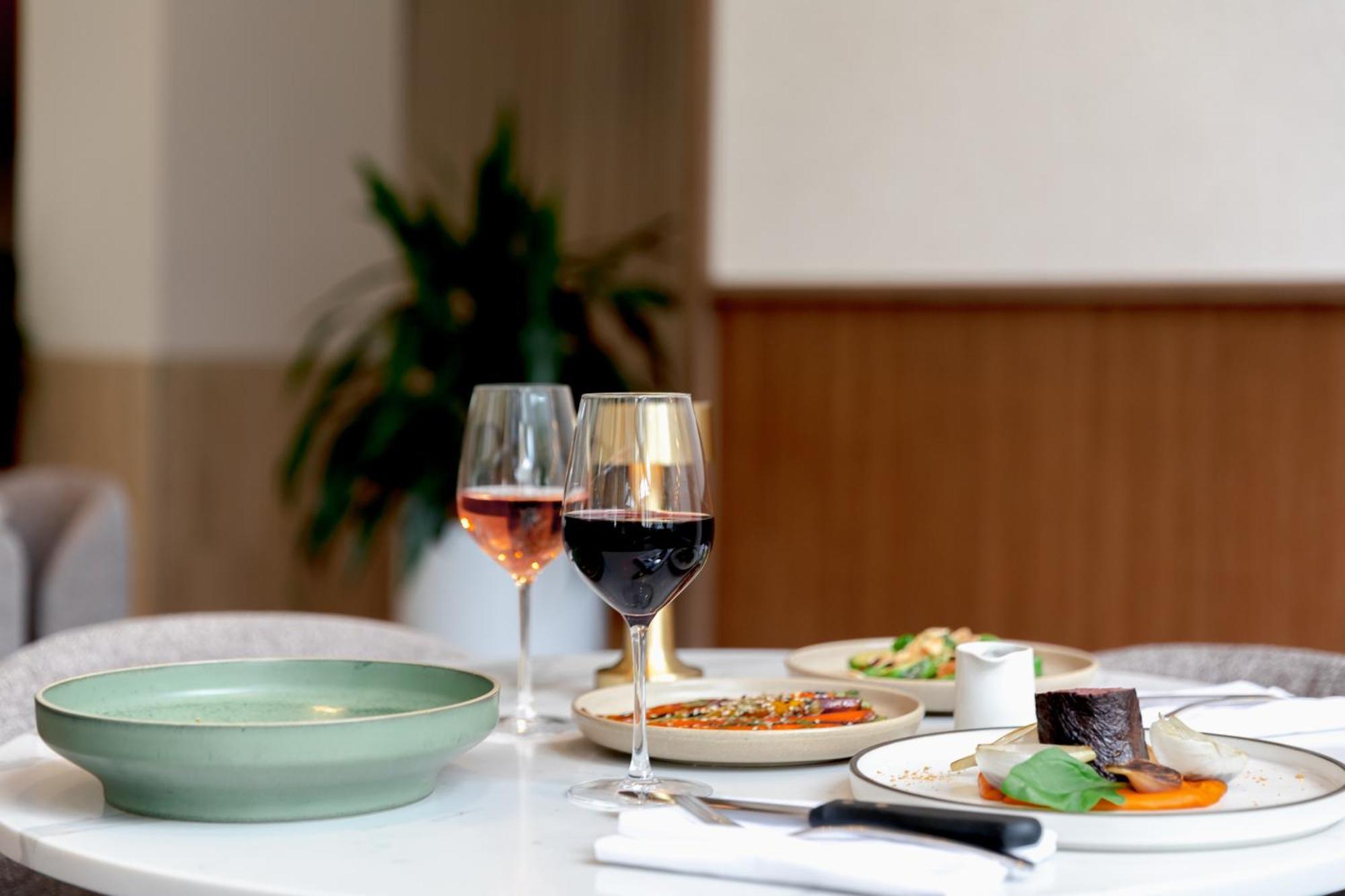 Amora Hotel Брісбен Екстер'єр фото Dishes at the restaurant