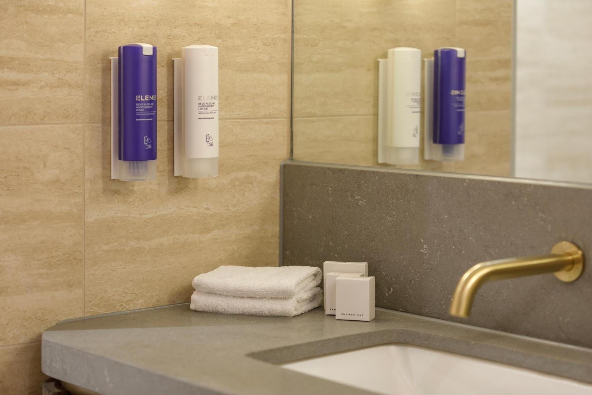 Amora Hotel Брісбен Екстер'єр фото A bathroom with the L:A Bruket products