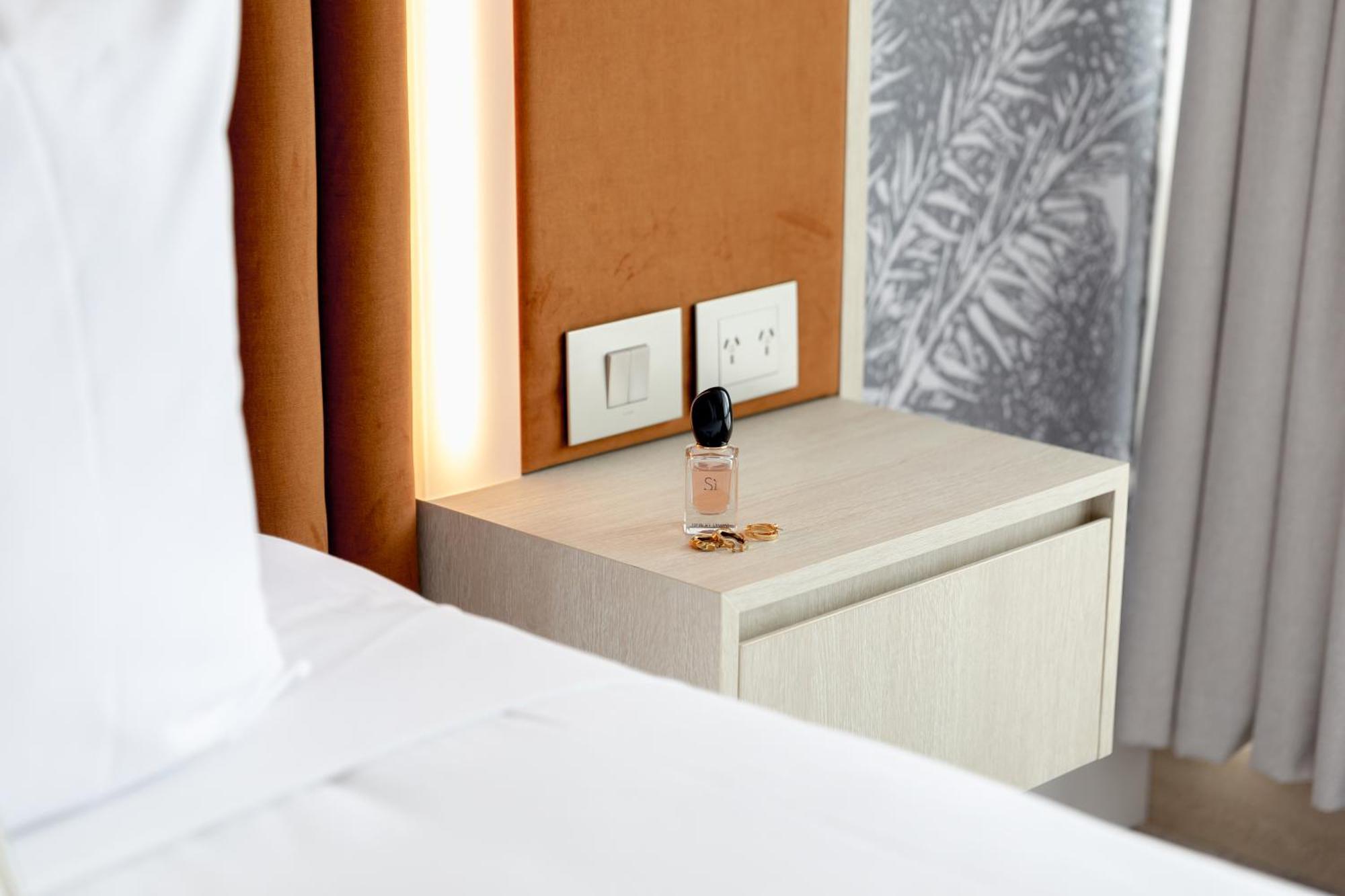 Amora Hotel Брісбен Екстер'єр фото A bottle of the scent