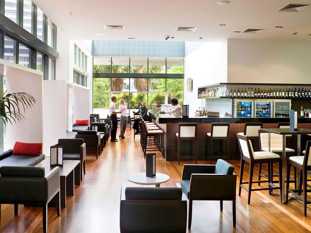 Amora Hotel Брісбен Ресторан фото The Qantas Club lounge at Brisbane International Airport
