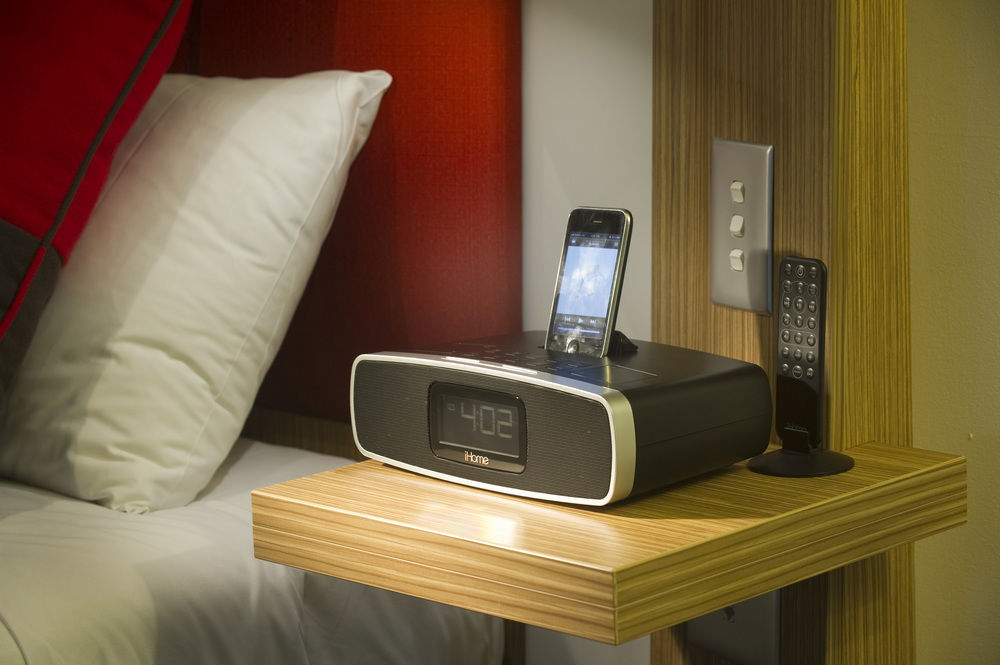 Amora Hotel Брісбен Екстер'єр фото A DAB radio with a docking station for a mobile phone